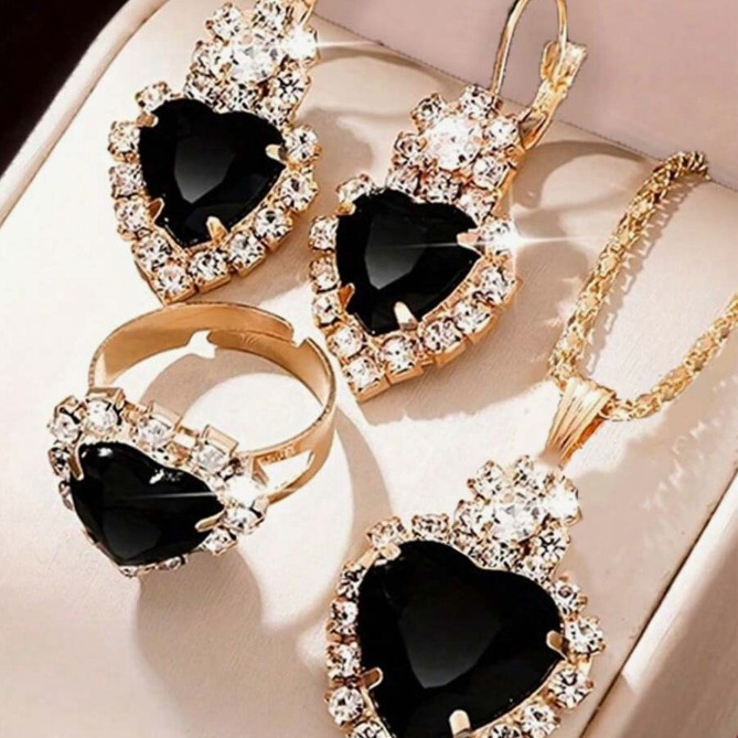 New Explosions Fashion Roman Pattern Diamond Women's Watch Women's Watch Quartz Watch Bracelet Women's Watch_voghion.com