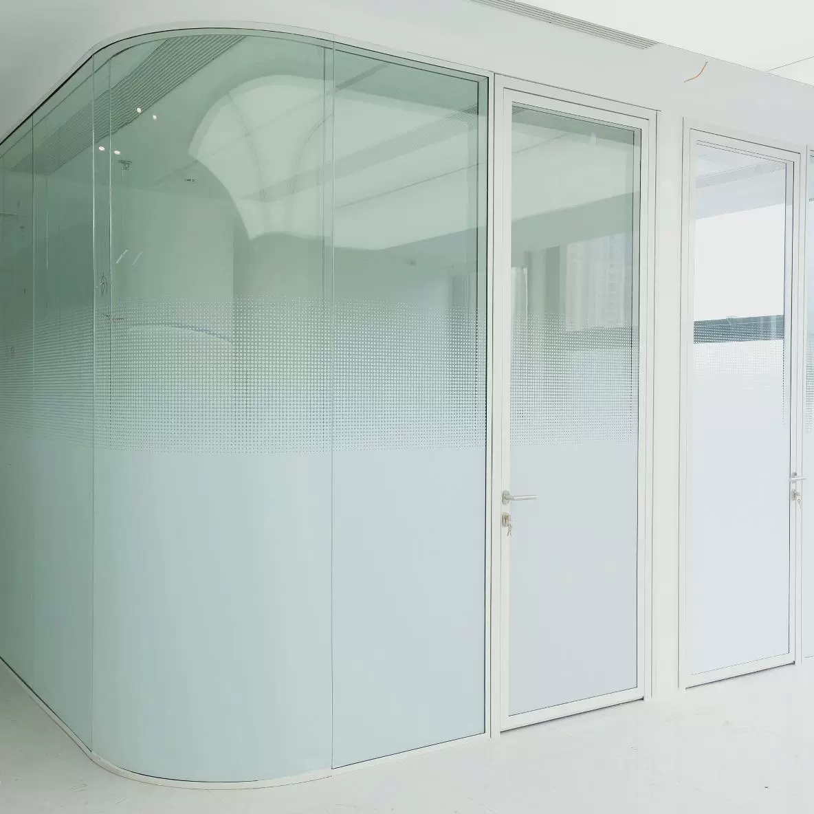 Перегородка для конференц-зала 90, двусторонняя, из белого стекла, высокая, панорамная, со стеклянным соединением и соответствующей дверью.