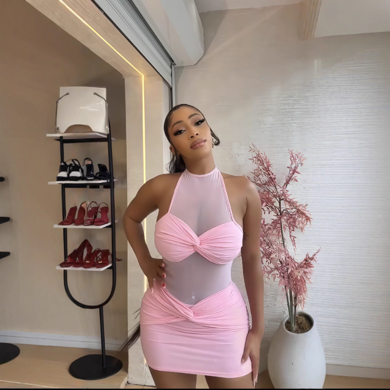 2025 verano de ropa de mujer europea y americana malla de costura sexy cuello sin mangas encaje apretado vestido corto de cadera mujer