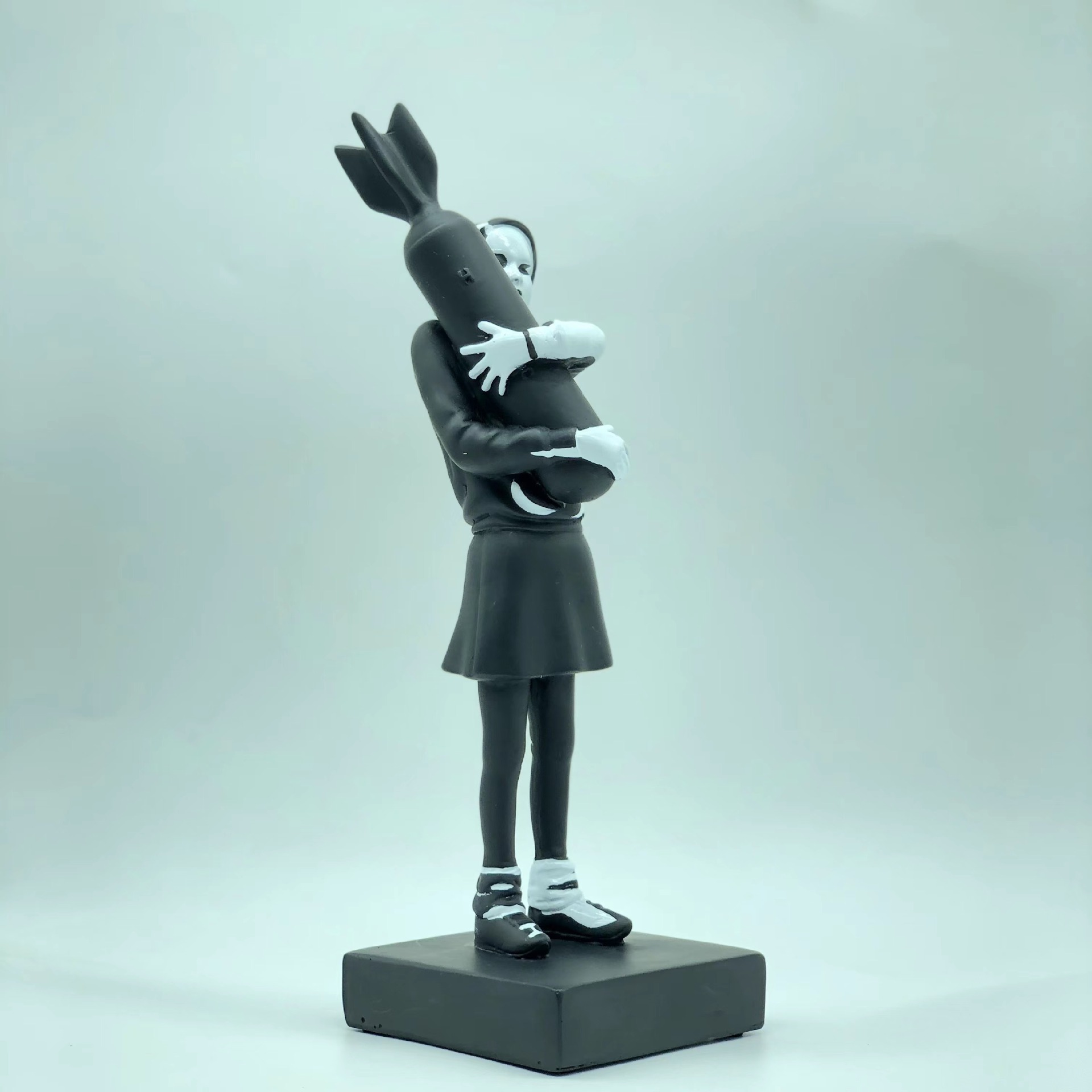 Banksy Hugging Bomb Girl Statue Imitate Banksy Hugger Peace