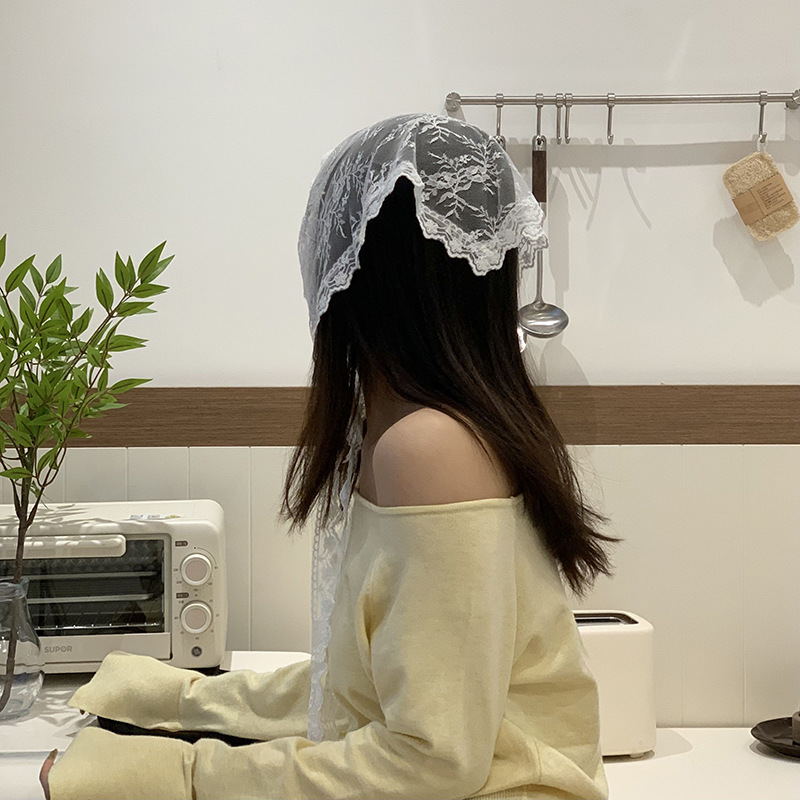 Turbante de encaje temperamento dulce encantador estilo pastoral beige toallas triangulares primavera y verano frente al mar fotos toalles para el cabello