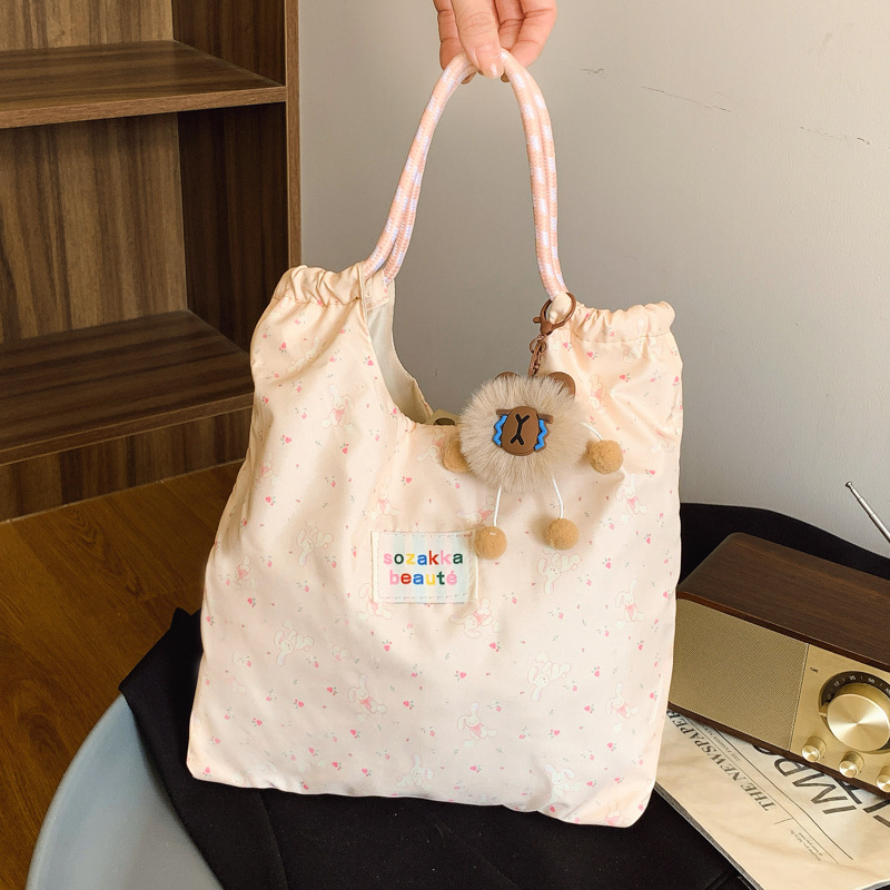 2025 bolsas casuales de alto valor, bolsas de mano, bolsas de regalo prácticas, cajas de regalos, bolsas de brazo de hombro de nicho de alto nivel, moda