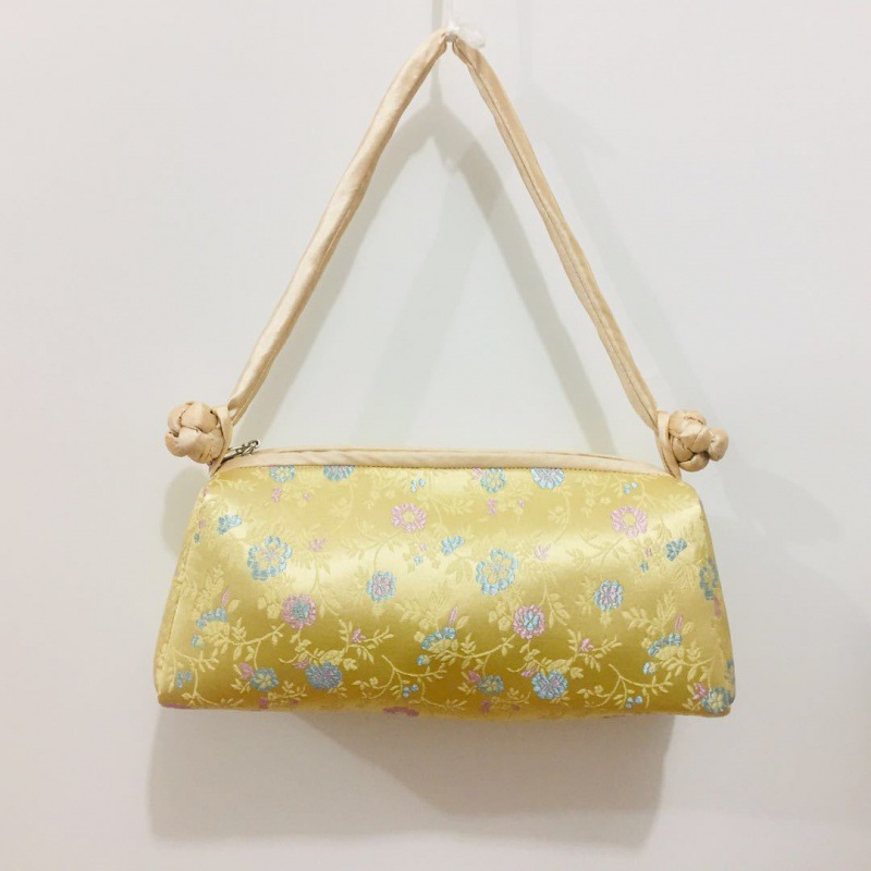 베이지 기장 꽃