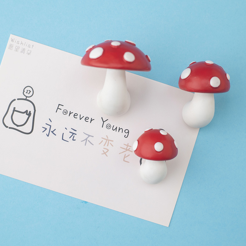 Magnetic fridge magnet with clove mushrooms