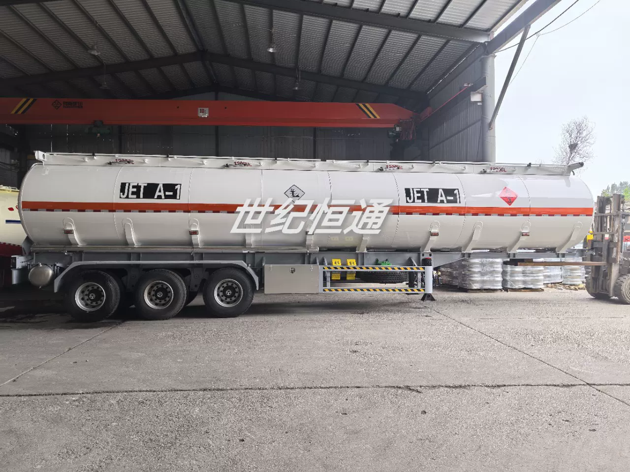 油罐半挂车 液罐车 吉尔吉斯 汽柴油运输车 3轴钢板桥 碳钢油罐车