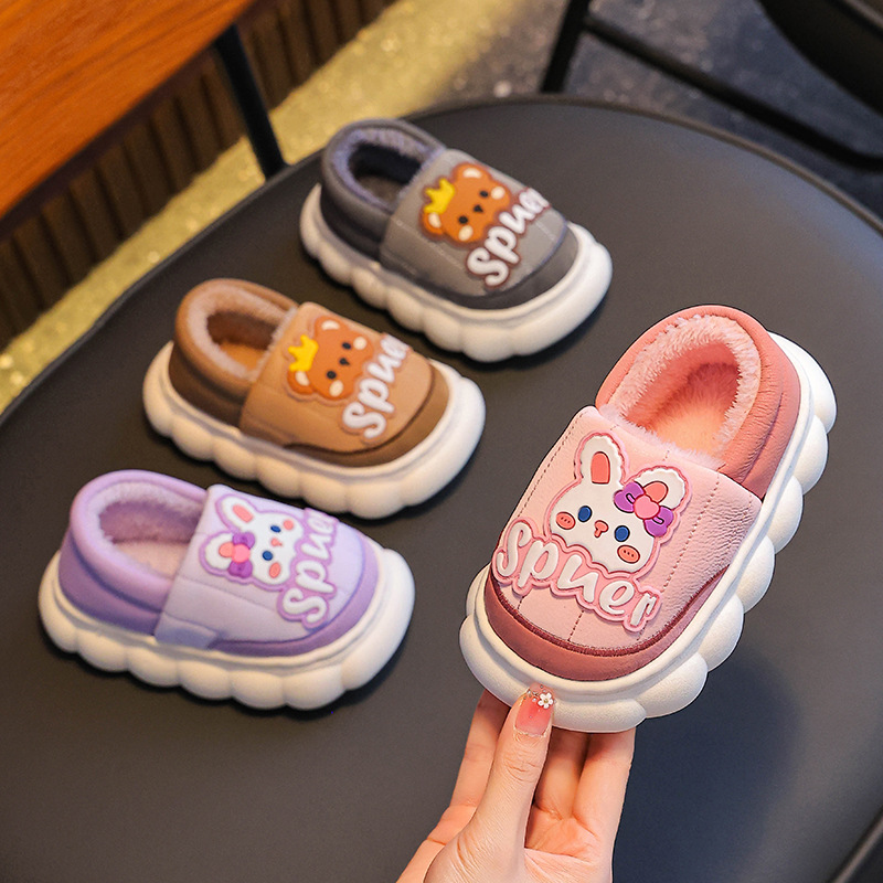 2025 nuevos zapatos de tacones de invierno para niños PU impermeable y cálido con una base gruesa de vello zapatillas de algodón para niños pequeños y medianos