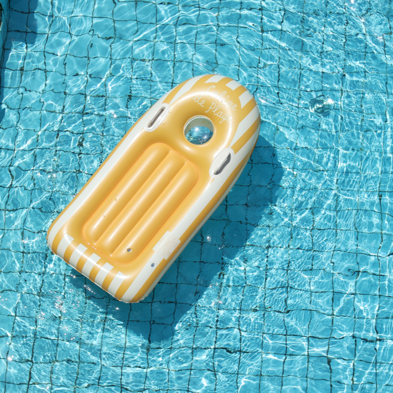 メーカーは空気入れのサーフボードを販売しています。