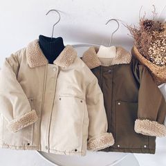 男の子は綿入れの上着を厚くして、冬は保温します。