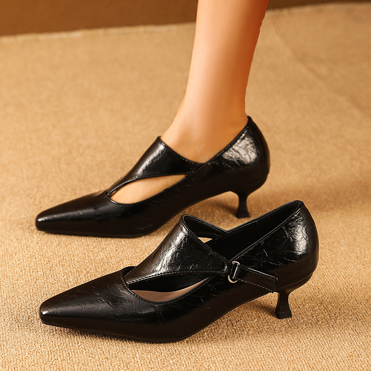 Europa y los Estados Unidos punta zapatos de cuero de tacones delgados sandalias de hebilla 2026 primavera y verano comercio exterior al por mayor zapatos de Lefour suaves y superficiales