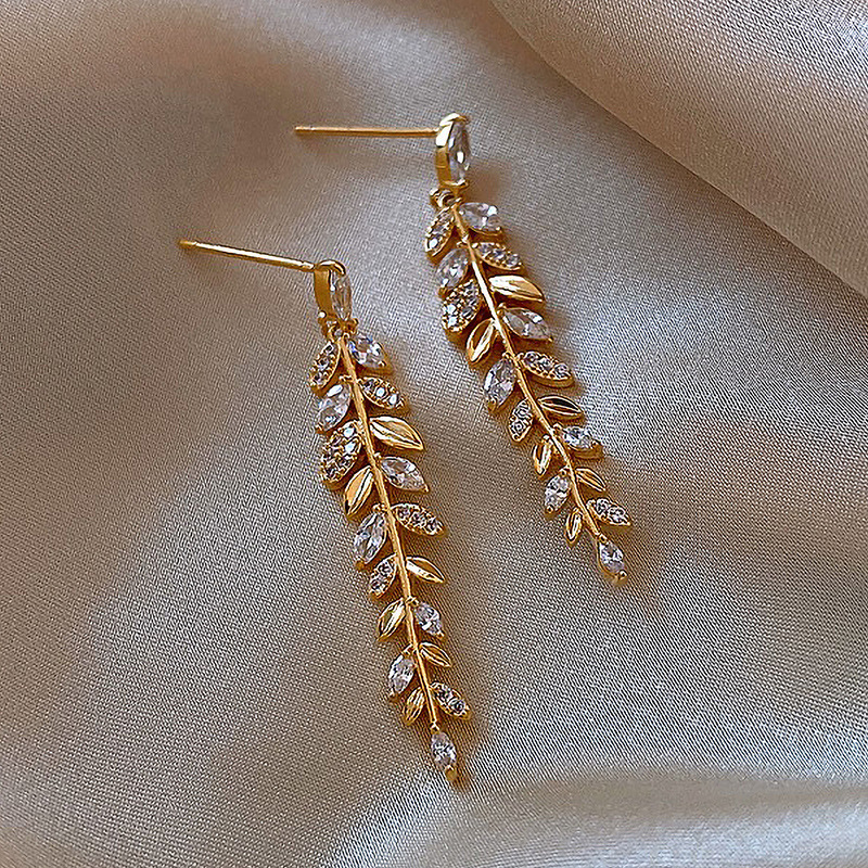 8g Weight Artificial Gemstones Inlay Material Earrings Classification Housewarming, Anniversary, Business, Wedding, Travel, Birthday, Festival Occasion Alloy Material Grain Pattern Women'S Gender Diamond Design Fashion Style Silver Color Fashion Grain Diamond Alloy Artificial Gemstones Earrings 2