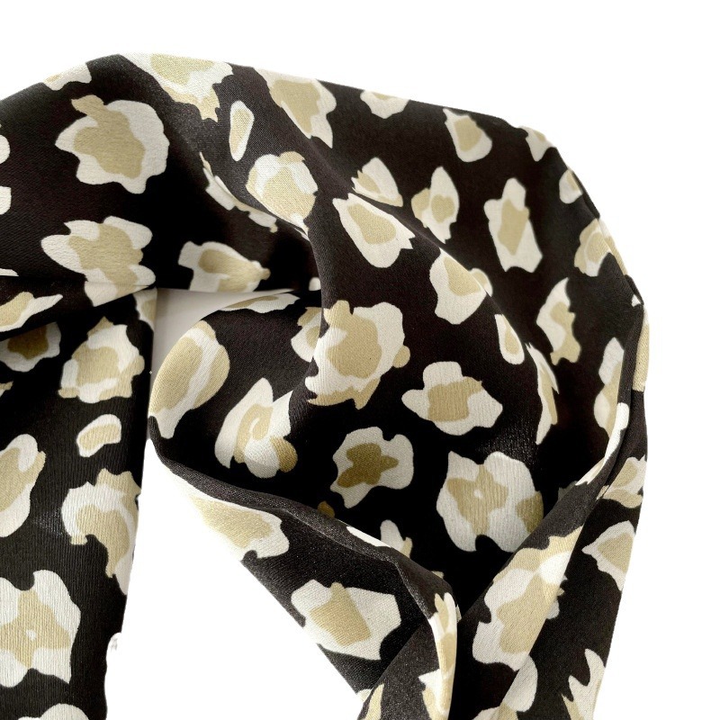 Primavera y verano nueva celebridad en línea mismo estilo banda de pelo bufanda correa de muñeca perezoso multi-funcional hebilla de succión magnética pequeña bufanda Venta caliente