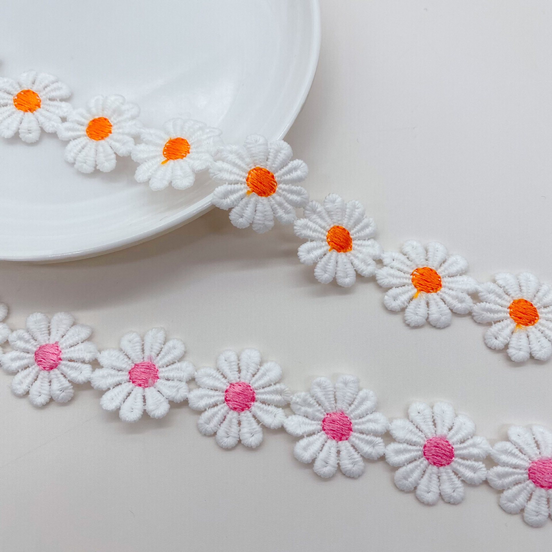 Color bordado encaje al por mayor en stock ordenador bordado encaje código de barras hecho a mano bricolaje accesorios de ropa para niños encaje soluble en agua