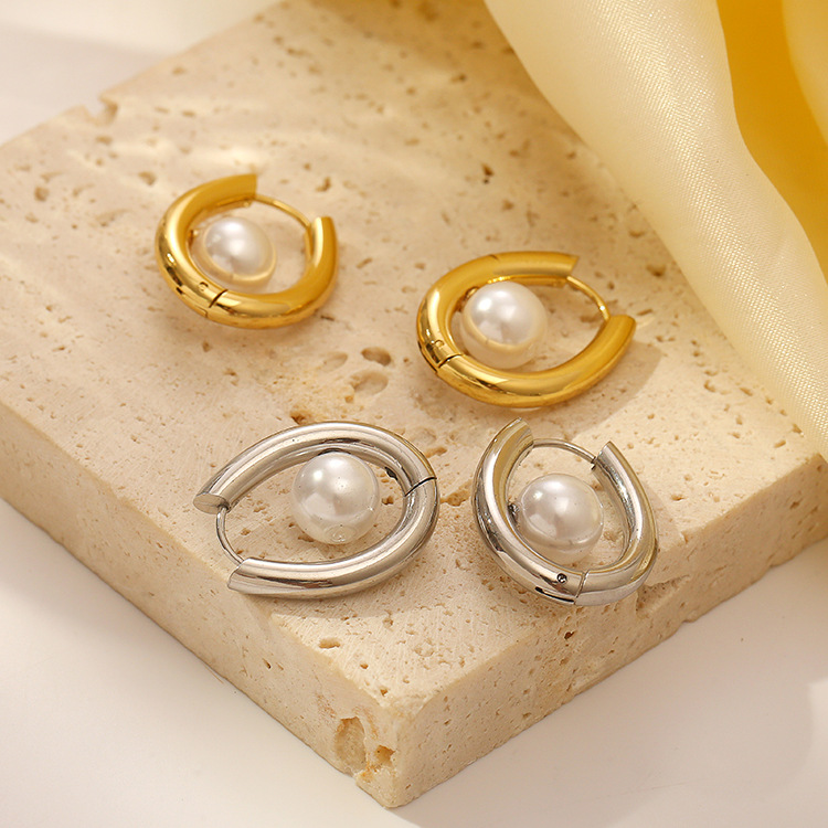 La moda europea y americana incrusta perlas de acero inoxidable oval perlas de estilo femenino de alto nivel lujoso ligero orejas de oro 18K