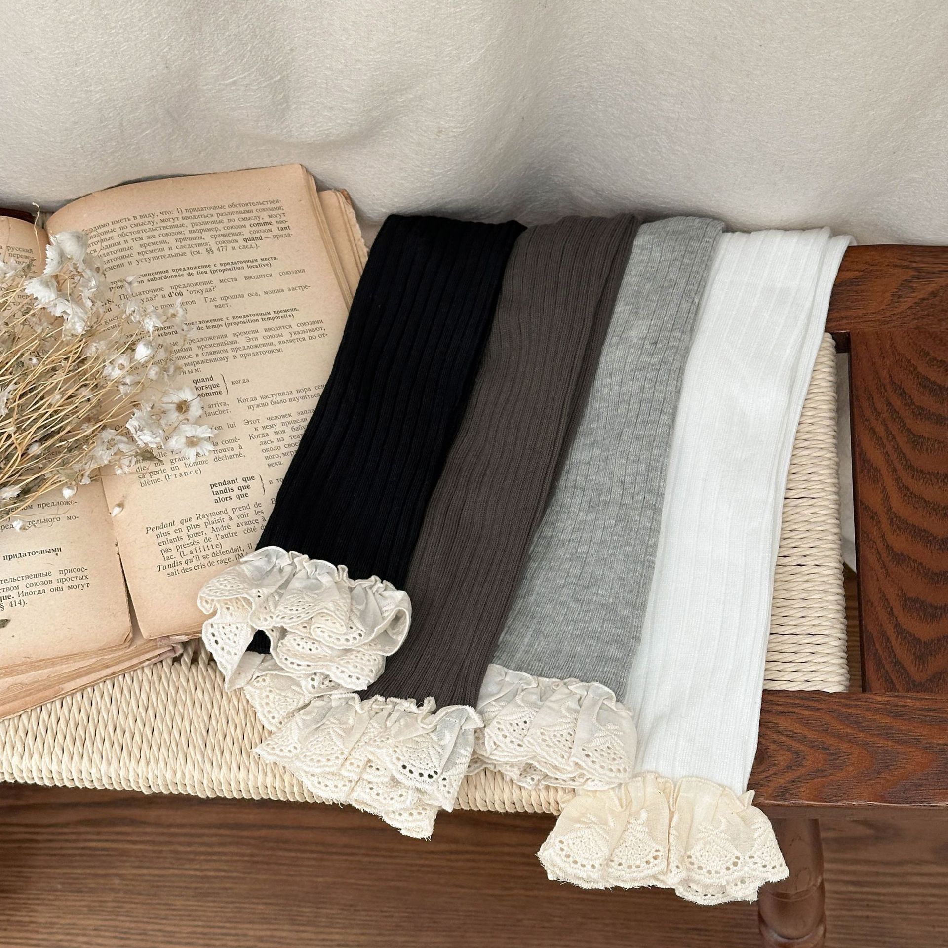 Leggings de niñas 2026 primavera y otoño nuevos productos de niñas coreanas de encaje de algodón gran trasero nueve pantalones