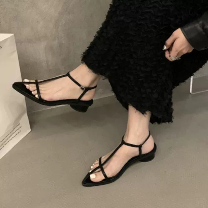 Нишевые французские плоские серебряные темпераментные сандалии с тонкими ремешками сказочные туфли 2025 новые летние пляжные римские туфли