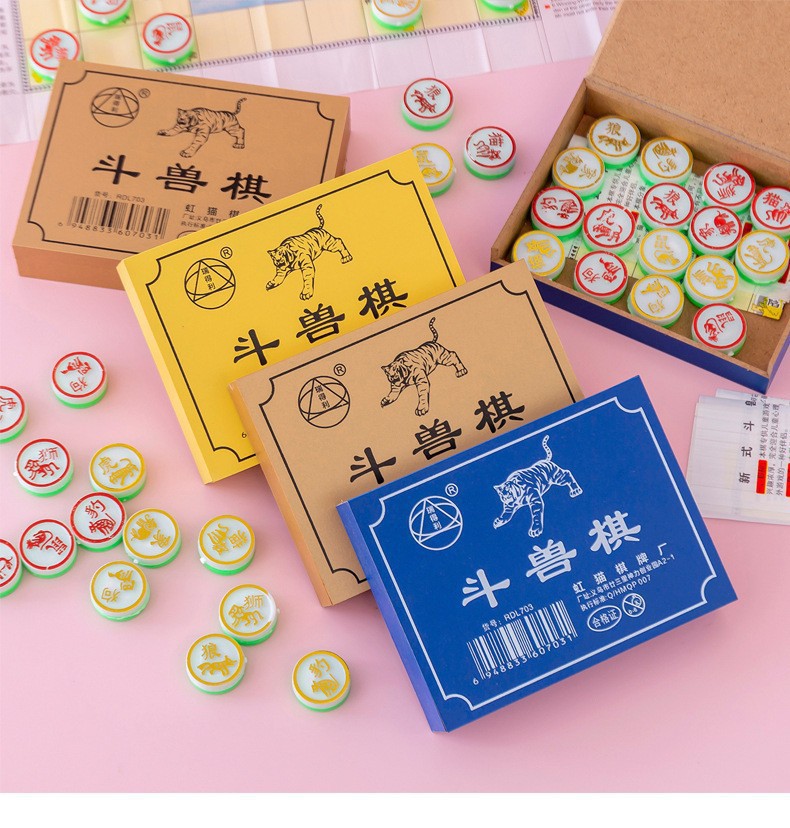 나무 상자에 담긴 짐승 체스 1상자