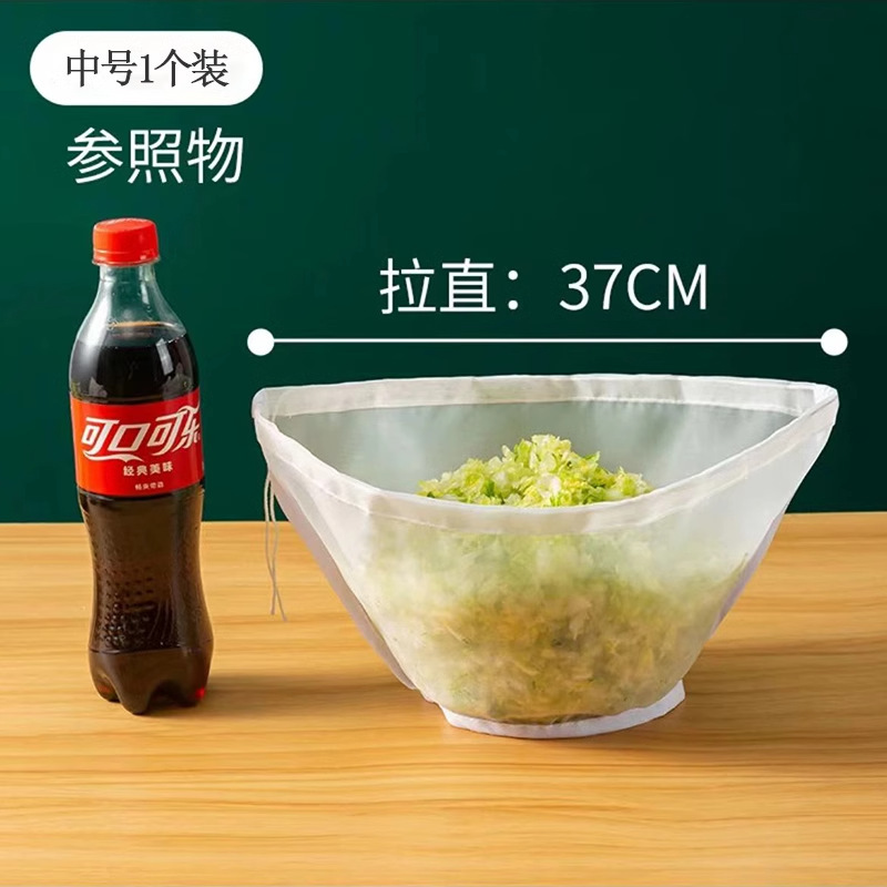 ギョーザの餡は水を押し出して餡を詰めます。家庭用の碗型の大口の白菜は水を切って脱水します。|undefined