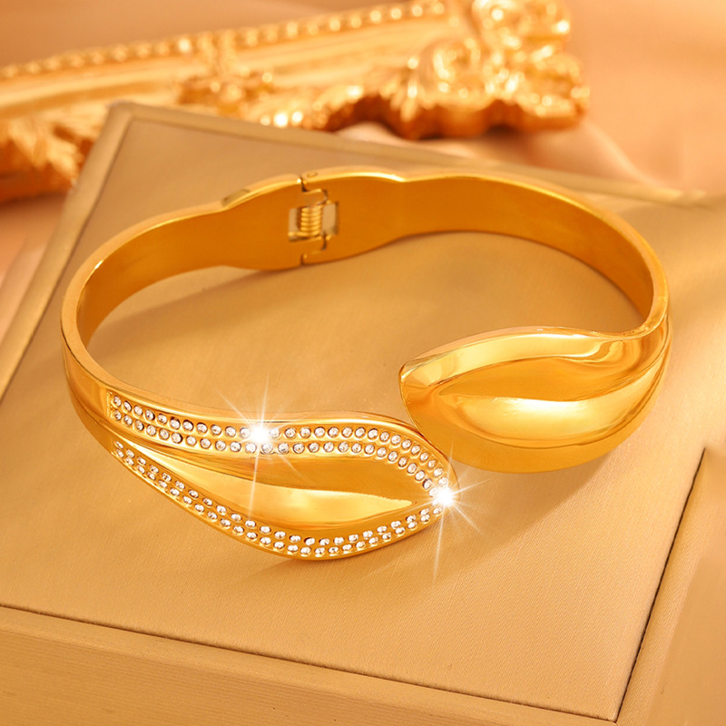 Brazalete de acero de titanio abierto Europa y América retro hoja de diamante no se desvanece placa ancha chapado 18k oro brazalete de acero inoxidable