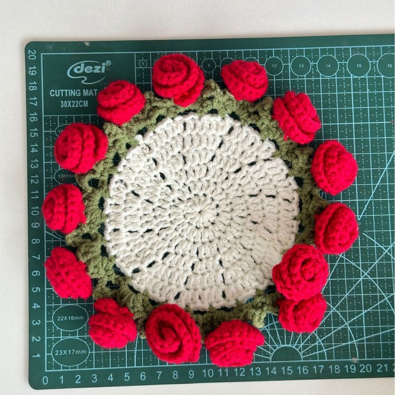 完成した手作りのバラの花束コースター、毛糸のかぎ針編みカップ、手持ちの花束、断熱手編みの花綿|undefined