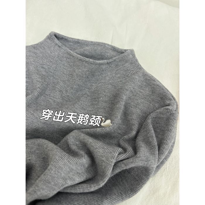 高級感の小さい立襟のセーターは底の女性の冬の修身の長袖の冬の半高襟のニットの秋冬の新型の上着を打ちます。