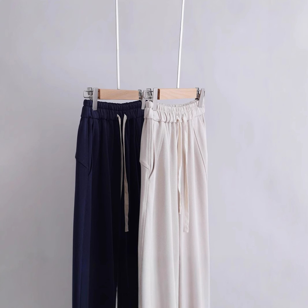Three dimensional trousers, elastic waist