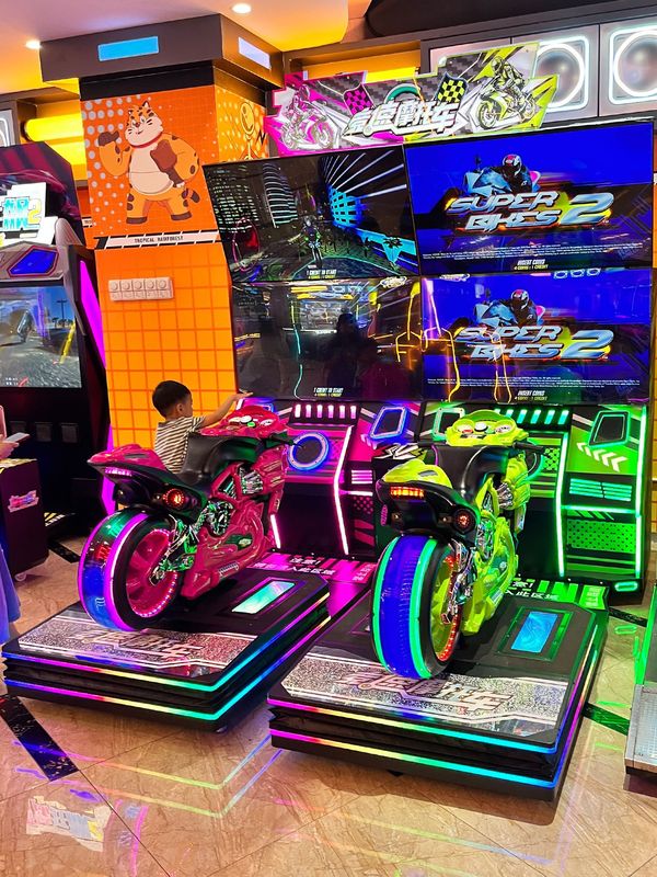大型アーケードゲームセンター コイン式デュアルスクリーンバイクレーシングゲーム機 アーケード遊園地アミューズメント機器メーカー|undefined