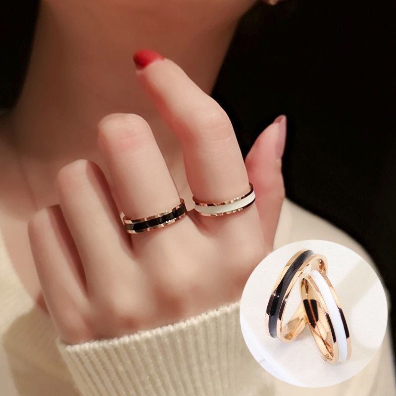 Personalidad de moda anillo de dedo índice de viento frío epoxi en blanco y negro femenino europeo y americano simple