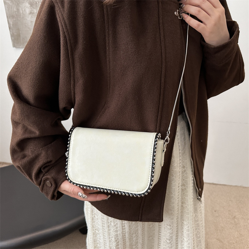 Este año, bolsos de diseño de moda para mujeres 2024, bolsos pequeños de nicho de cadena de moda, bolsos de hombro inclinados.