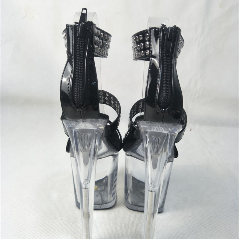 Sandalias de red de fiebre de hadas de estilo de tacones delgados remaches 2024 nuevos tacones grandes de verano europeos y estadounidenses