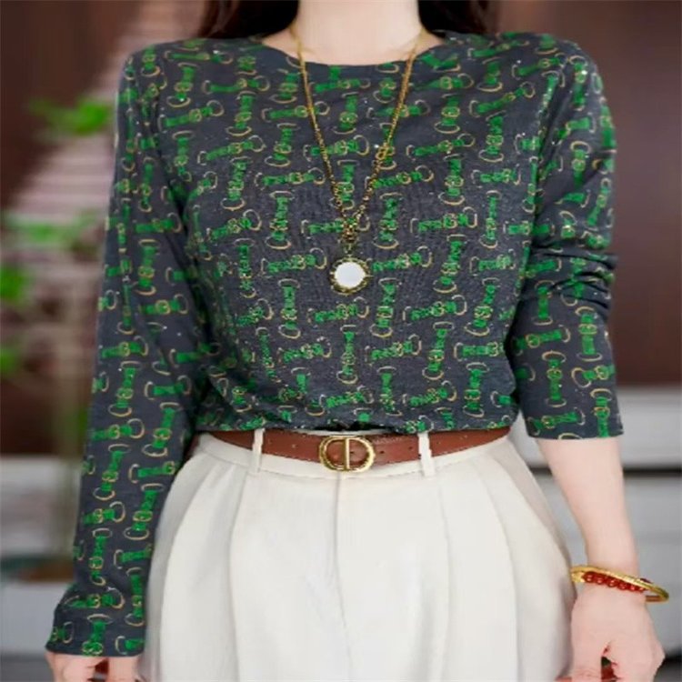 A bold drop-shipping attempt to show women’s charm in mother’s clothing