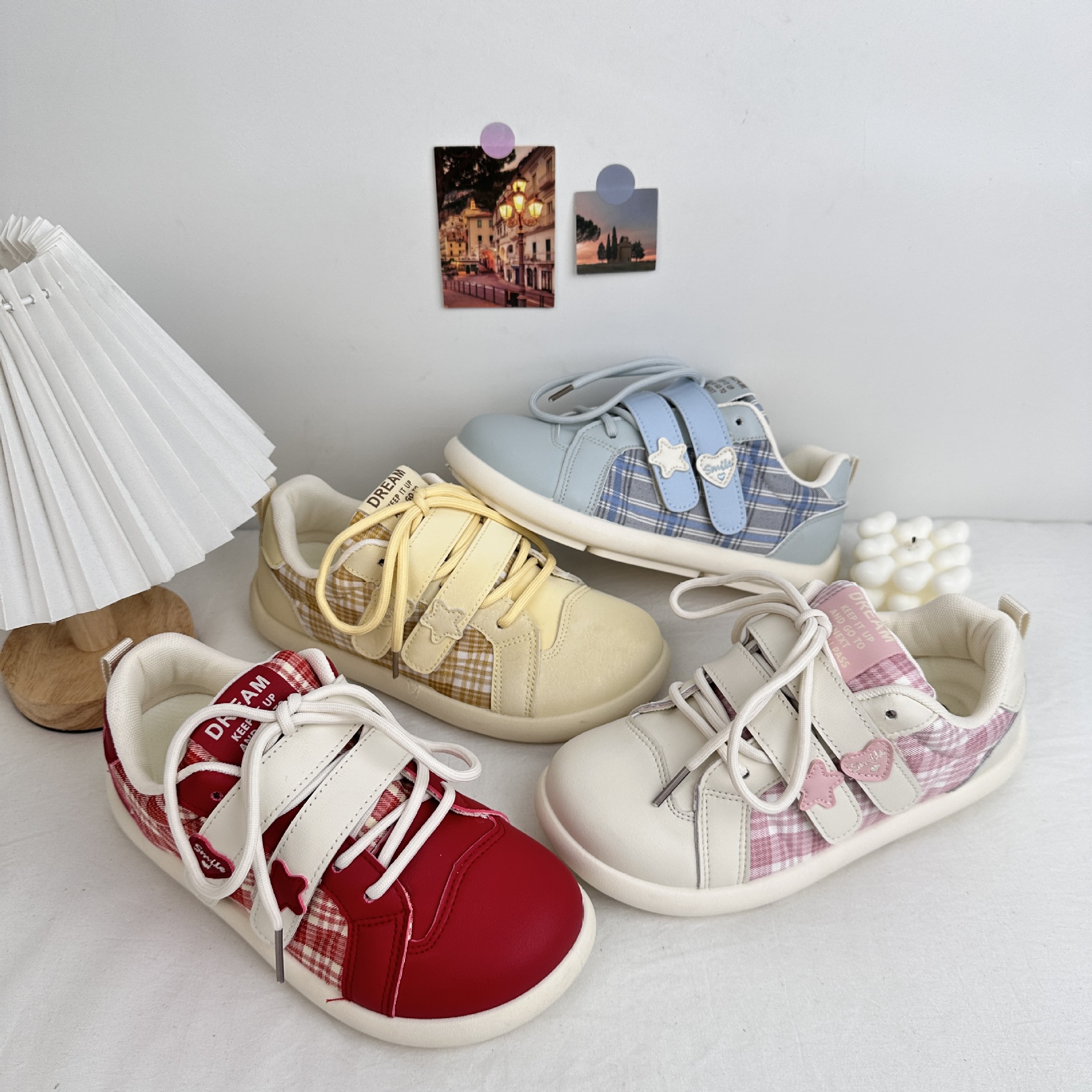 Yuanbo2025 primavera estudiantes zapatos de skate de cabeza cuadrada de fondo plano para mujeres estilo de Hong Kong casual versátil velcro zapatos de lona image 1