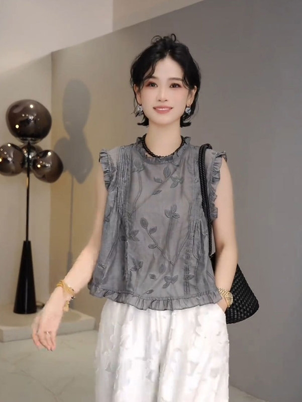 デザインされたヘビーデューティ刺繍レーススプライシングノースリーブシャツ女性用 2025 新しい夏のファッショナブルな年齢を減らすトップ|undefined