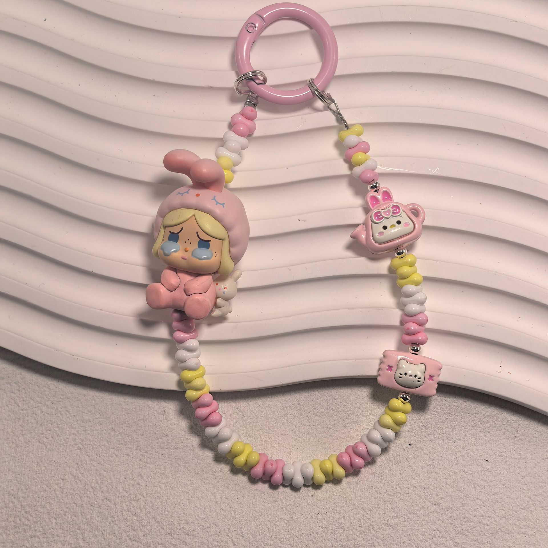 앉아있는 핑크 토끼