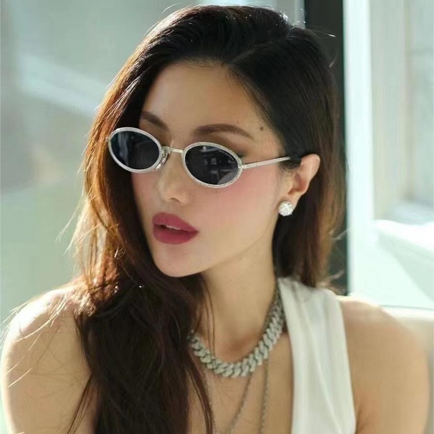 Small fashionable sunglasses for men and women