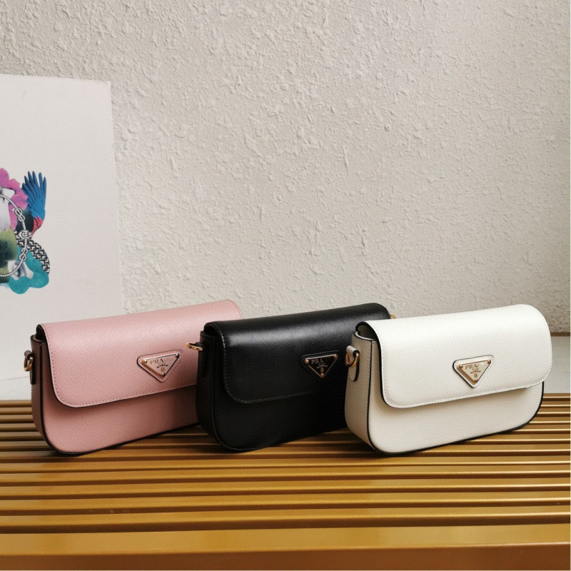 P brand's new chain crossbody bag 1BD356 is a flap-style shoulder bag made of Saffiano leather lambskin for women