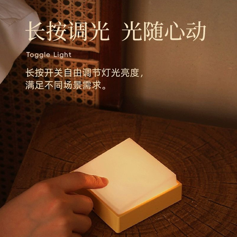 夜の明かりのベッドの上の高級感の寝室の睡眠灯の創意の新しい奇抜な製品の磁気は雰囲気の小さい夜の明かりを吸います。|undefined