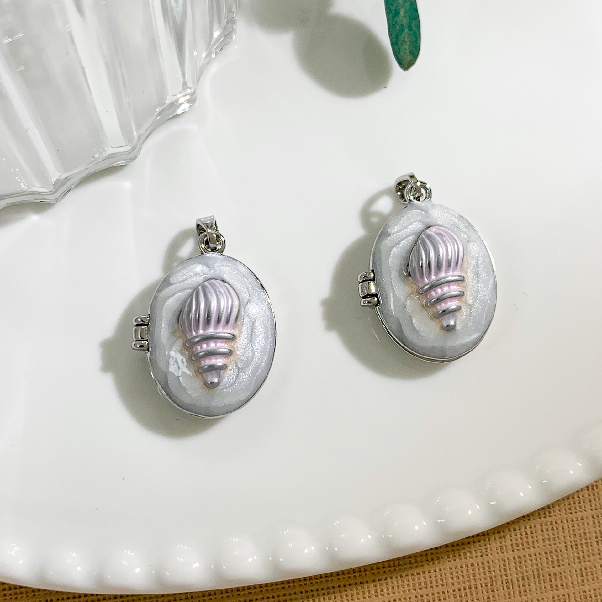 XL4544 conch photo clip pendant silver white