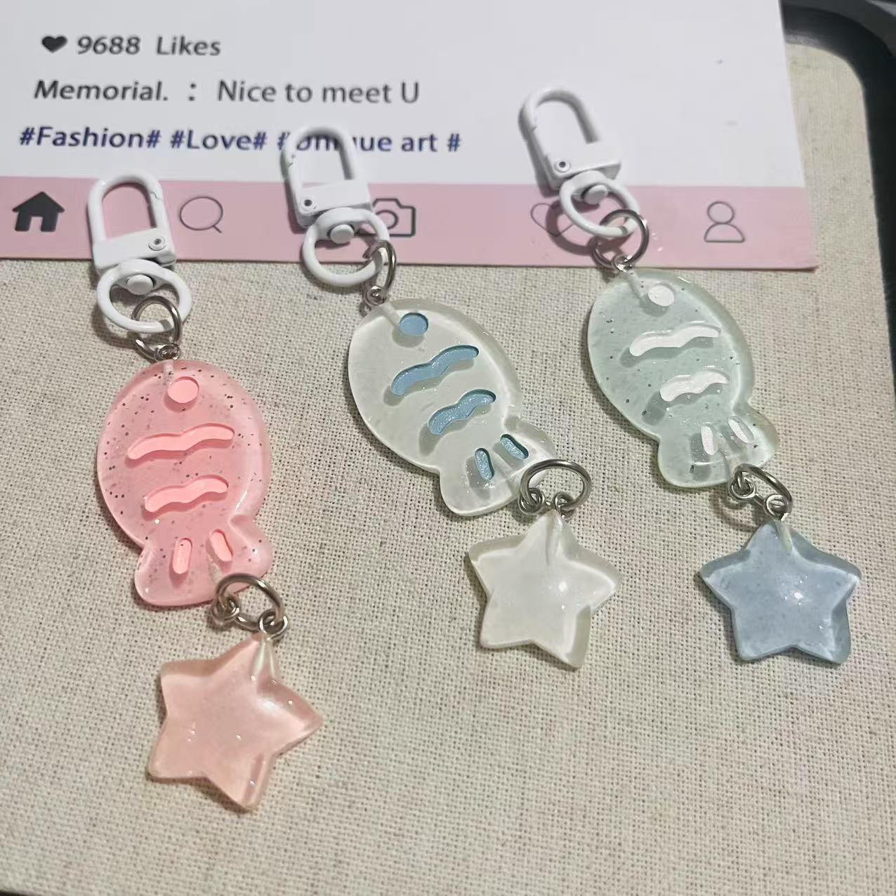 Brillante y brillante lindos colgantes de llaves pequeños colgantes de peces de color pequeño llavero dulce corazón japonés joyas colgantes