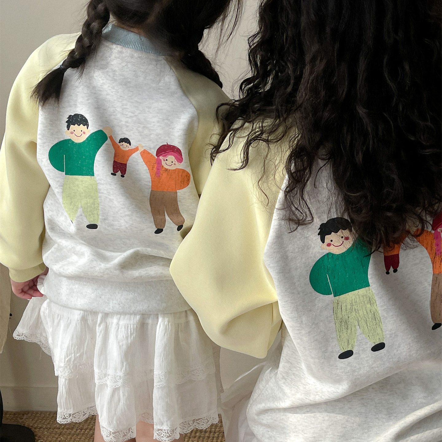 Otoño estilo universitario japonés y coreano detrás de dibujos animados estampado de graffiti cuello redondo ropa para padres e hijos para niños QZ303 lindo