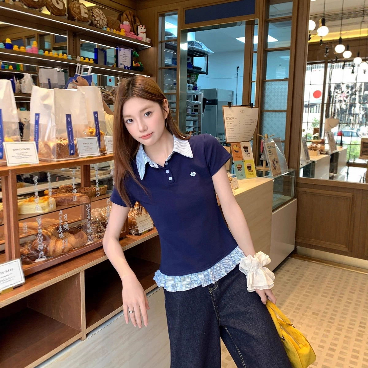 Женская футболка с короткими рукавами и воротником-поло на правое плечо, лето 2025, новый кружевной дизайн, нишевый облегающий топ для маленьких людей