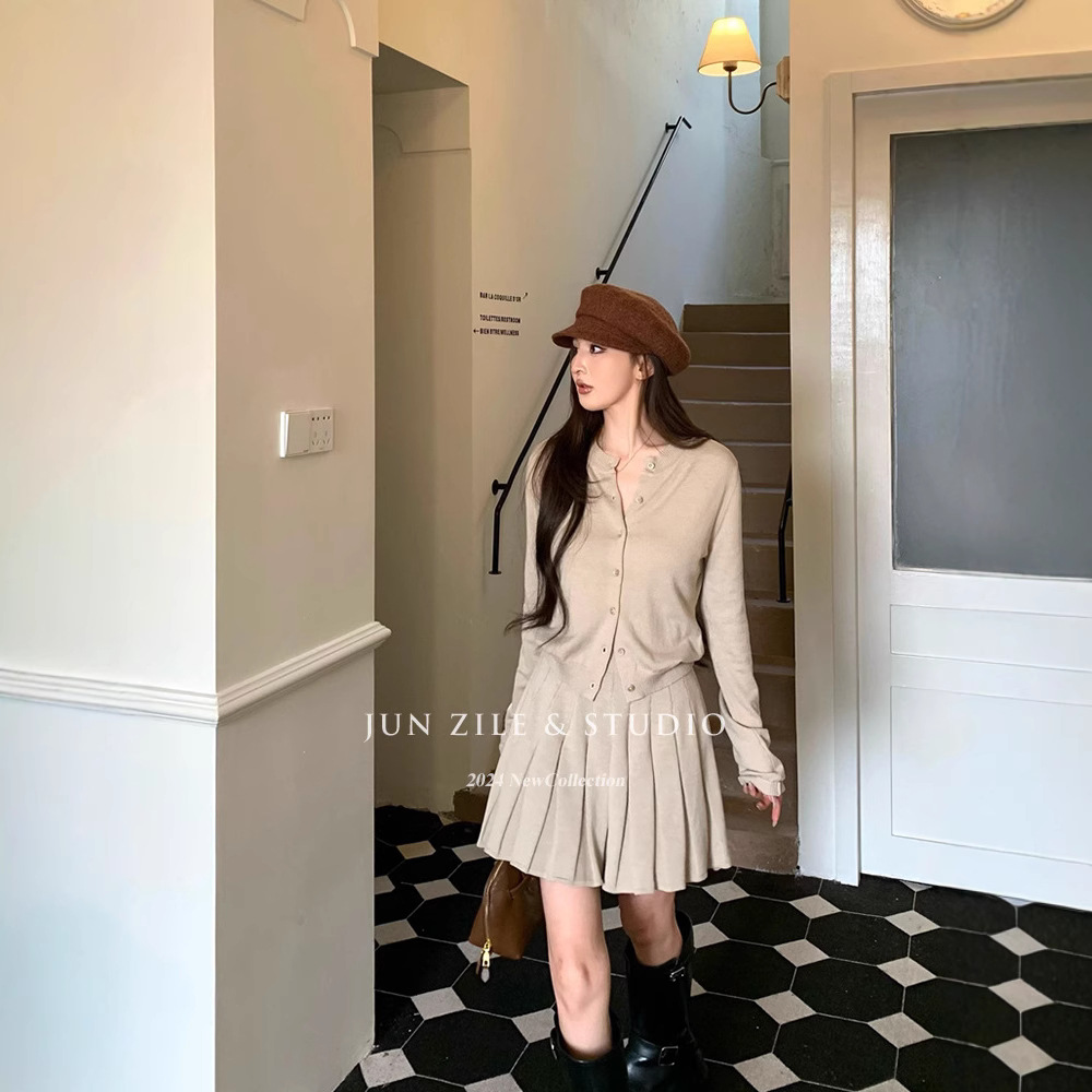 College-style suit high-end knitted cardigan women's 2025 spring new waist knitted pleated skirt two-piece set