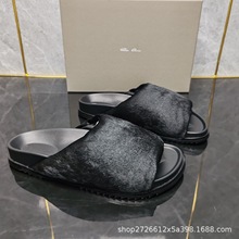 RO�L���ں�ɫ�Rë���ߛ�Ь����һ���Ϸ����͹ź�����e�п���Ь��
