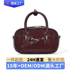 レトロなボーリングバッグが流行しています。