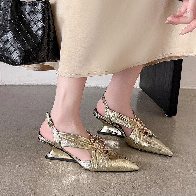Sandal nữ mũi nhọn đính đá, quai sau có khóa, gót không đều, da thật — vàng, bạc