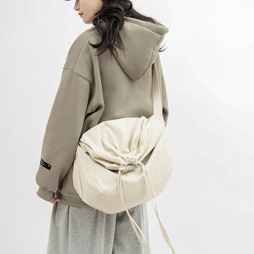 Minimalist drawstring bag for women, new solid color single-shoulder bag, Korean style retro tote bag, suitable for college students, hand-held and cross-body bag for men
