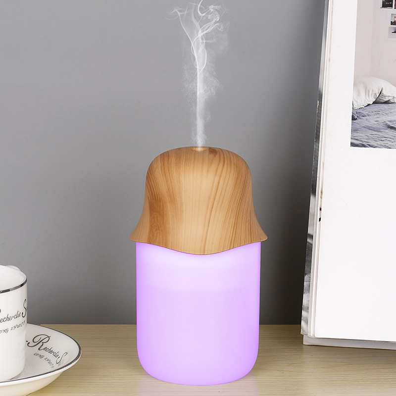 Pulpo pequeño, luz colorida, grano de madera claro