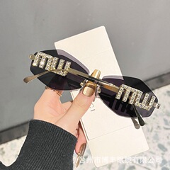 2025新型高級ドリルファッションins風サングラスクロスボーダー欧米金色個性サングラス男女卸売り