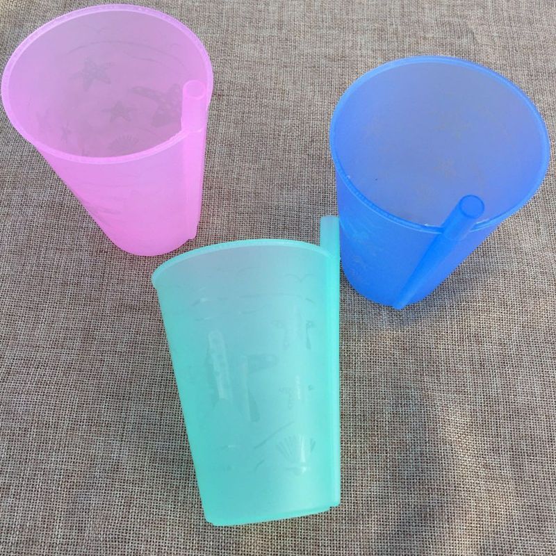 蓋を送る子供用プラスチック一体連体ストローカップ転倒防止幼稚園の赤ちゃんの大人のジュースカップ工場|undefined