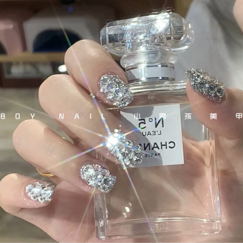 Full of diamonds, full of rich women, full of bright lights, little boys, manicure, hand-worn nail patches