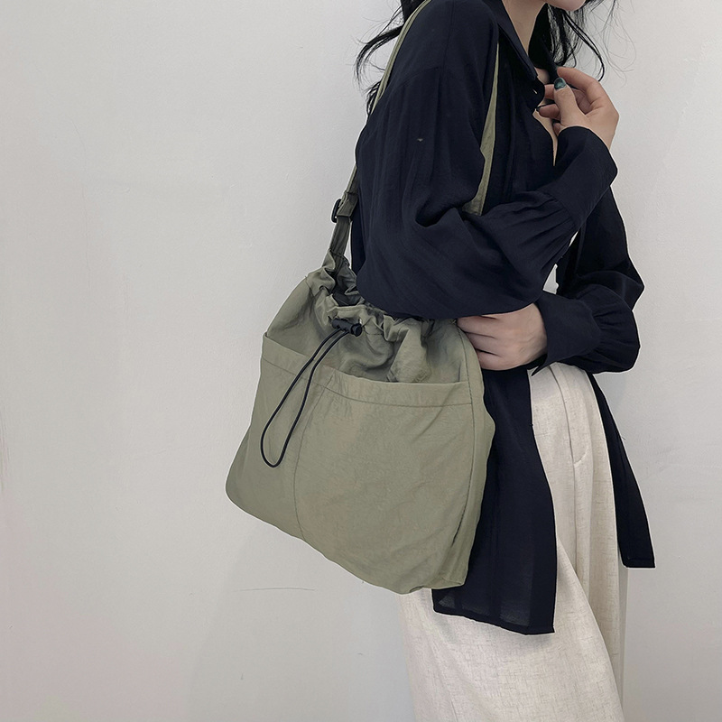 A stylish single-shoulder crossbody bag for 2024, a large-capacity casual commuting bag for classes, and a beautiful and fashionable underarm bag for women undefined